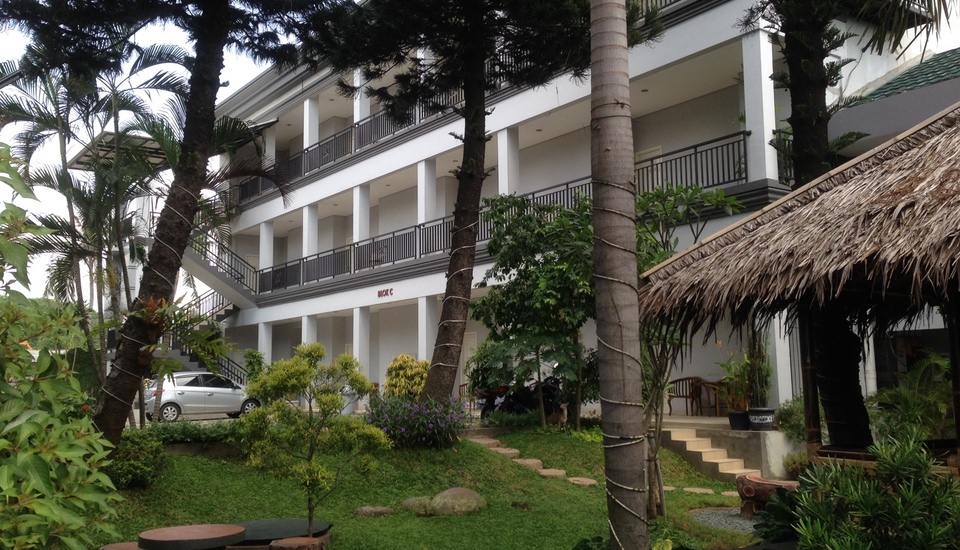 1. Kost CMC, 2. RedDoorz Taman Menteng, 3. Siti Hotel, 4. Ayodhya Residence, 5. Mandala Hotel, 6. Wisma Dahlia, 7. Wisma Melati, 8. Tirta Mansion Lippo Karawaci, 9. Airy Eco Cipondoh, 10. Winter Residence, 11. Istana Nelayan, 12. Hotel Transit FM3, 13. Poris 88, 14. Kost Ibu Emah, 15. Tanjung Pasir Resort