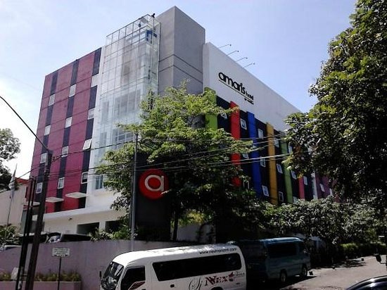 1. Grand Tjokro Bandung, 2. Favehotel Premier Cihampelas, 3. Amaris Hotel Cihampelas Bandung, 4. Green Batara Hotel, 5. Grandia Hotel Bandung, 6. Serela Cihampelas Hotel, 7. Aston Tropicana, 8. Hotel Promenade Bandung, 9. De Batara Hotel, 10. Nalendra Hotel Cihampelas, 11. Vio Cihampelas, 12. Hotel California Bandung, 13. Hotel Cihampelas 2, 14. Kembang Cihampelas Hotel, 15. The Regia