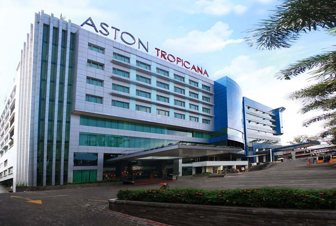 1. Grand Tjokro Bandung, 2. Favehotel Premier Cihampelas, 3. Amaris Hotel Cihampelas Bandung, 4. Green Batara Hotel, 5. Grandia Hotel Bandung, 6. Serela Cihampelas Hotel, 7. Aston Tropicana, 8. Hotel Promenade Bandung, 9. De Batara Hotel, 10. Nalendra Hotel Cihampelas, 11. Vio Cihampelas, 12. Hotel California Bandung, 13. Hotel Cihampelas 2, 14. Kembang Cihampelas Hotel, 15. The Regia