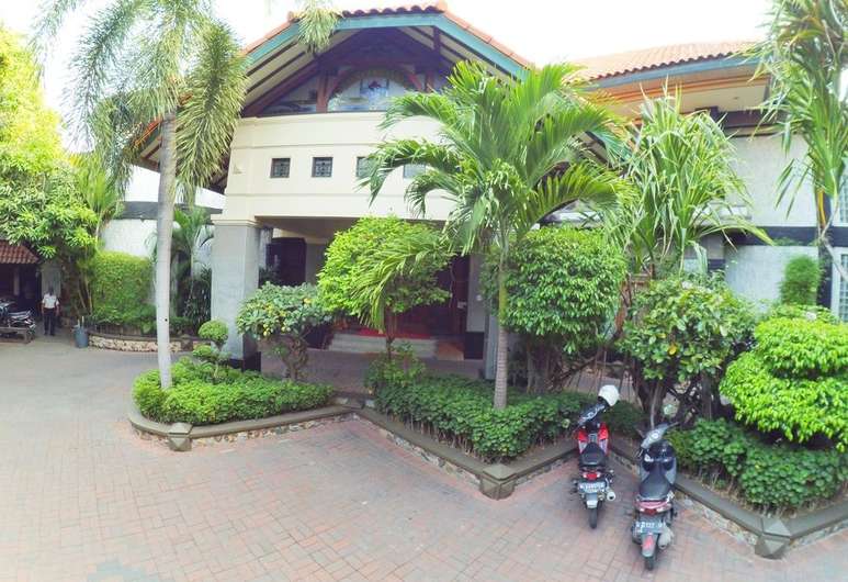 1. @HOM Premiere GKB Gresik, 2. Grab Hotel Gresik, 3. Pesonna Hotel Gresik, 4. Azana Sapta Nawa Resort Gresik, 5. Hotel Bhinneka Gresik, 6. Hotel Putra Jaya, 7. Hotel Batik, 8. Hotel Bahagia