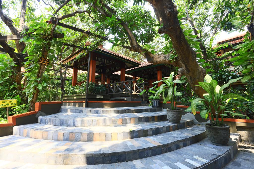 1. @HOM Premiere GKB Gresik, 2. Grab Hotel Gresik, 3. Pesonna Hotel Gresik, 4. Azana Sapta Nawa Resort Gresik, 5. Hotel Bhinneka Gresik, 6. Hotel Putra Jaya, 7. Hotel Batik, 8. Hotel Bahagia