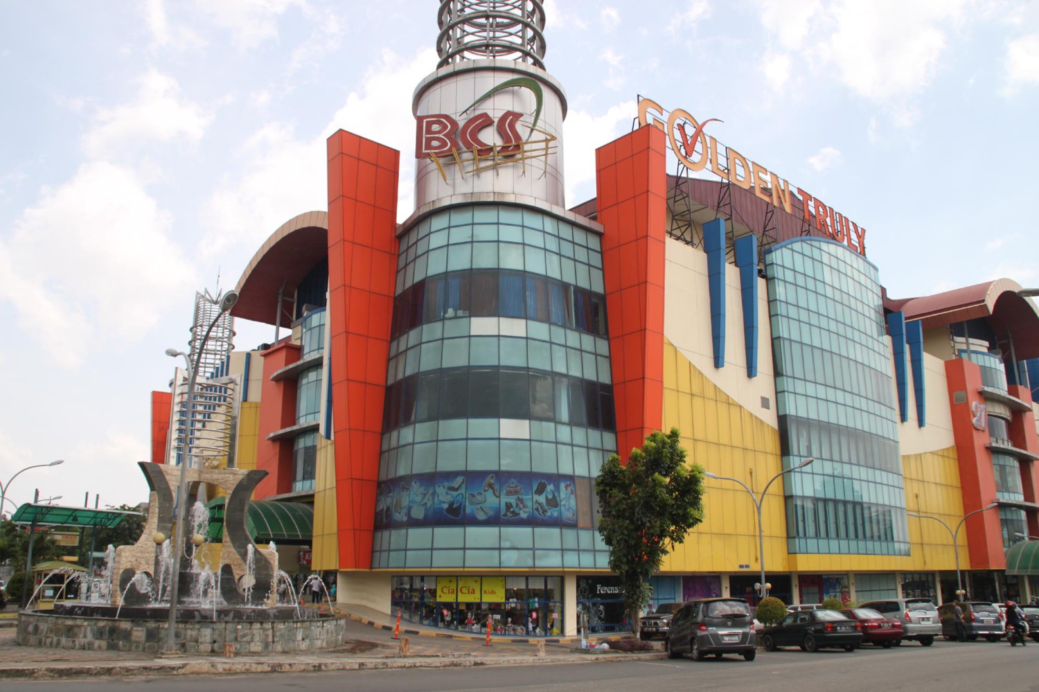 1. Mall Top 100, 2. Pasar Aviari, 3. Panbil Mall, 4. Nagoya Hill, 5. Batam City Square, 6. Lucky Plaza, 7. Harbour Bay Mall, 8. Mega Mall, 9. Diamond City Mall, 10. Pasar Pagi Jodoh