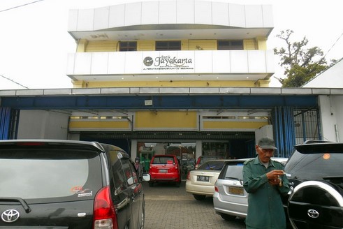 1. Paragon Mall Semarang, 2. Java Supermall Semarang, 3. Bandeng Juwana, 4. Batik Jayakarta, 5. Kampoeng Semarang, 6. Pusat Oleh-oleh Pandanaran, 7. Simpang Lima Semarang