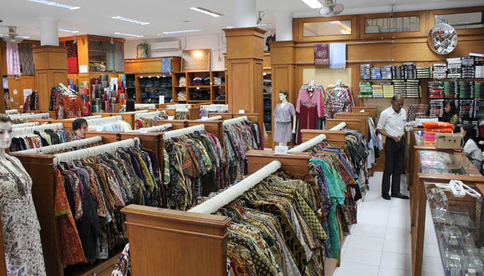 1. Paragon Mall Semarang, 2. Java Supermall Semarang, 3. Bandeng Juwana, 4. Batik Jayakarta, 5. Kampoeng Semarang, 6. Pusat Oleh-oleh Pandanaran, 7. Simpang Lima Semarang