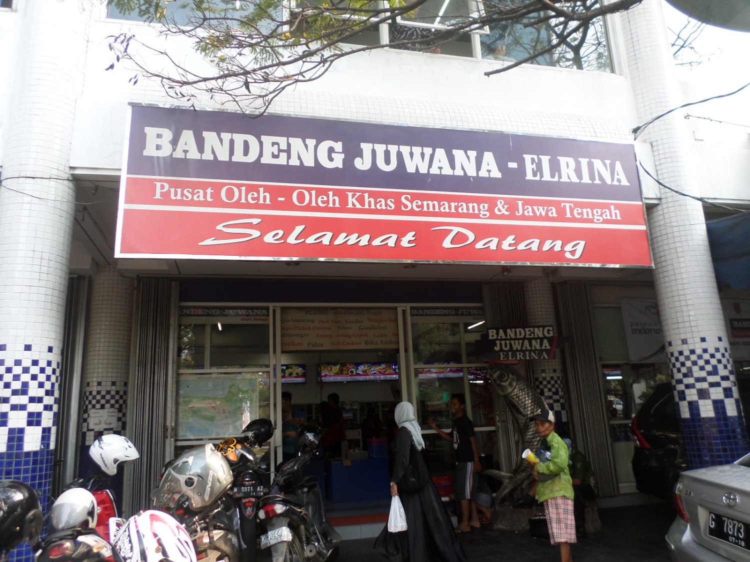 1. Paragon Mall Semarang, 2. Java Supermall Semarang, 3. Bandeng Juwana, 4. Batik Jayakarta, 5. Kampoeng Semarang, 6. Pusat Oleh-oleh Pandanaran, 7. Simpang Lima Semarang