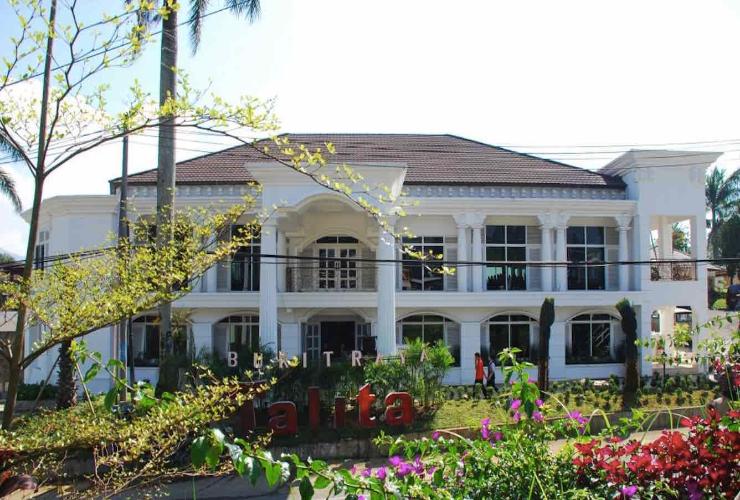 1. Sahid Eminence Hotel Convention & Resort, 2. Ayola Hoci Cipanas, 3. Shine BnB, 4. Palace Hotel Cipanas, 5. Grand Bydiel Hotel, 6. Sangga Buana Resort and Convention Hotel, 7. Bumi Ciherang Hotel, 8. Talita Hotel, 9. Bukit Raya Talita, 10. Mon Bel Hotel, 11. Signature Mandala Kencana Hotel, 12. Delaga Biru Convention Hotel, 13. Hotel Bukit Indah Puncak, 14. Alam Asri Hotel & Resort, 15. Tangko Inn Resort