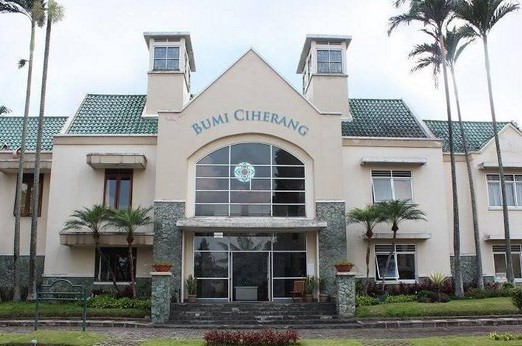 1. Sahid Eminence Hotel Convention & Resort, 2. Ayola Hoci Cipanas, 3. Shine BnB, 4. Palace Hotel Cipanas, 5. Grand Bydiel Hotel, 6. Sangga Buana Resort and Convention Hotel, 7. Bumi Ciherang Hotel, 8. Talita Hotel, 9. Bukit Raya Talita, 10. Mon Bel Hotel, 11. Signature Mandala Kencana Hotel, 12. Delaga Biru Convention Hotel, 13. Hotel Bukit Indah Puncak, 14. Alam Asri Hotel & Resort, 15. Tangko Inn Resort