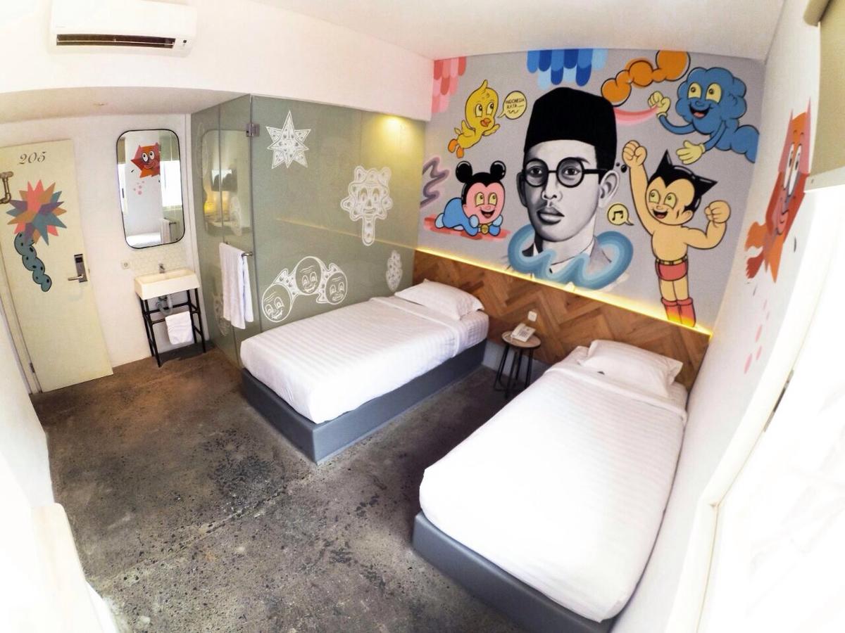 1. @HOM Premiere GKB Gresik, 2. Grab Hotel Gresik, 3. Pesonna Hotel Gresik, 4. Azana Sapta Nawa Resort Gresik, 5. Hotel Bhinneka Gresik, 6. Hotel Putra Jaya, 7. Hotel Batik, 8. Hotel Bahagia