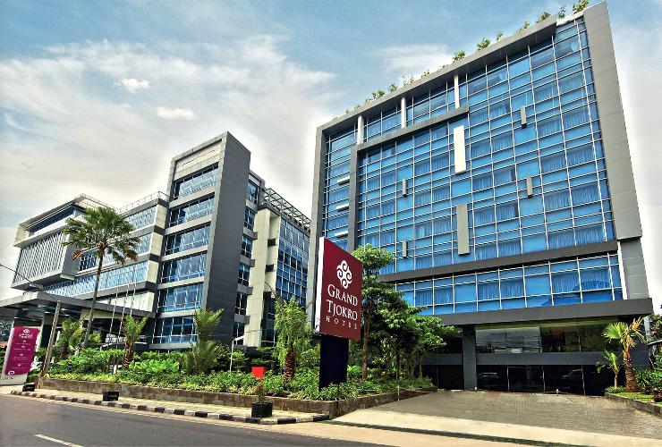 1. Grand Tjokro Bandung, 2. Favehotel Premier Cihampelas, 3. Amaris Hotel Cihampelas Bandung, 4. Green Batara Hotel, 5. Grandia Hotel Bandung, 6. Serela Cihampelas Hotel, 7. Aston Tropicana, 8. Hotel Promenade Bandung, 9. De Batara Hotel, 10. Nalendra Hotel Cihampelas, 11. Vio Cihampelas, 12. Hotel California Bandung, 13. Hotel Cihampelas 2, 14. Kembang Cihampelas Hotel, 15. The Regia