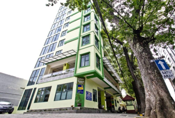 1. Grand Tjokro Bandung, 2. Favehotel Premier Cihampelas, 3. Amaris Hotel Cihampelas Bandung, 4. Green Batara Hotel, 5. Grandia Hotel Bandung, 6. Serela Cihampelas Hotel, 7. Aston Tropicana, 8. Hotel Promenade Bandung, 9. De Batara Hotel, 10. Nalendra Hotel Cihampelas, 11. Vio Cihampelas, 12. Hotel California Bandung, 13. Hotel Cihampelas 2, 14. Kembang Cihampelas Hotel, 15. The Regia