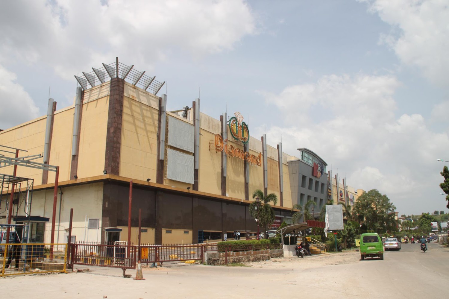 1. Mall Top 100, 2. Pasar Aviari, 3. Panbil Mall, 4. Nagoya Hill, 5. Batam City Square, 6. Lucky Plaza, 7. Harbour Bay Mall, 8. Mega Mall, 9. Diamond City Mall, 10. Pasar Pagi Jodoh