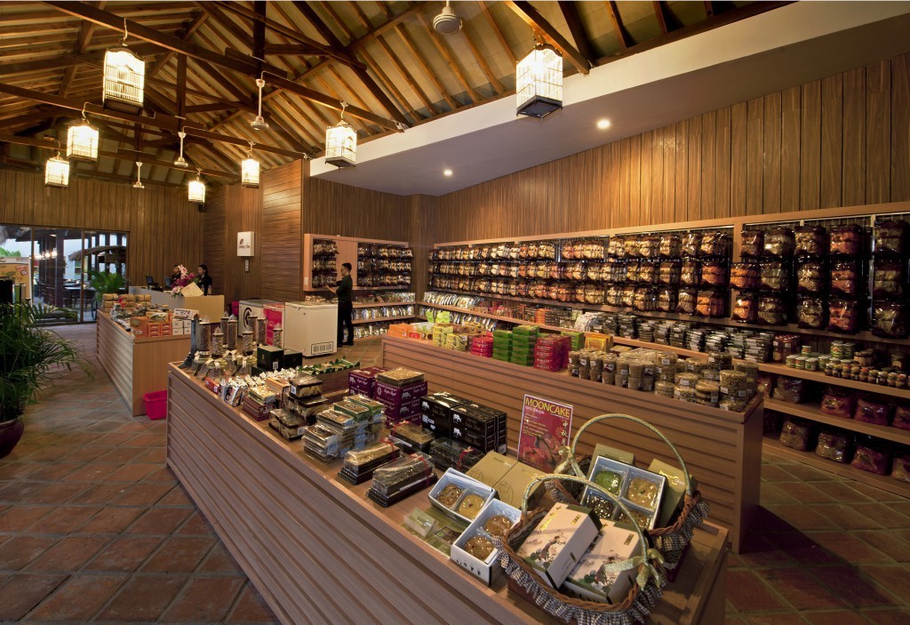 1. Paragon Mall Semarang, 2. Java Supermall Semarang, 3. Bandeng Juwana, 4. Batik Jayakarta, 5. Kampoeng Semarang, 6. Pusat Oleh-oleh Pandanaran, 7. Simpang Lima Semarang