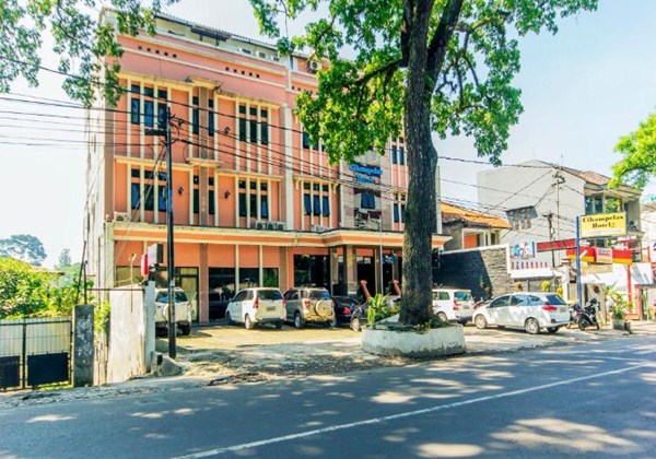 1. Grand Tjokro Bandung, 2. Favehotel Premier Cihampelas, 3. Amaris Hotel Cihampelas Bandung, 4. Green Batara Hotel, 5. Grandia Hotel Bandung, 6. Serela Cihampelas Hotel, 7. Aston Tropicana, 8. Hotel Promenade Bandung, 9. De Batara Hotel, 10. Nalendra Hotel Cihampelas, 11. Vio Cihampelas, 12. Hotel California Bandung, 13. Hotel Cihampelas 2, 14. Kembang Cihampelas Hotel, 15. The Regia
