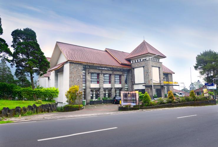 1. Sahid Eminence Hotel Convention & Resort, 2. Ayola Hoci Cipanas, 3. Shine BnB, 4. Palace Hotel Cipanas, 5. Grand Bydiel Hotel, 6. Sangga Buana Resort and Convention Hotel, 7. Bumi Ciherang Hotel, 8. Talita Hotel, 9. Bukit Raya Talita, 10. Mon Bel Hotel, 11. Signature Mandala Kencana Hotel, 12. Delaga Biru Convention Hotel, 13. Hotel Bukit Indah Puncak, 14. Alam Asri Hotel & Resort, 15. Tangko Inn Resort