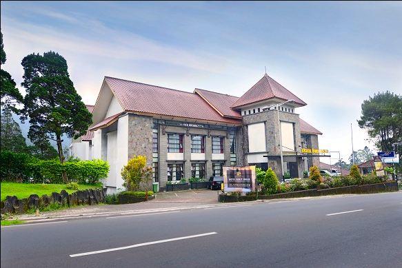 1. Royal Tulip Gunung Geulis, 2. Sahid Eminence, 3. Pesona Alam, 4. Palace Hotel, 5. Novus Giri, 6. Grand Diara, 7. Hotel Bukit Indah, 8. Gumilang, 9. The Rizen, 10. Hotel Lurus, 11. Arra Lembah Pinus Ciloto, 12. The Jayakarta Cisarua, 13. Garbera Hotel, 14. Salak View Resort, 15. Yasmin Hotel, 16. The Grand Hill, 17. Hotel Parama, 18. Puncak Pass Resort, 19. Ariandri, 20. The Green Peak