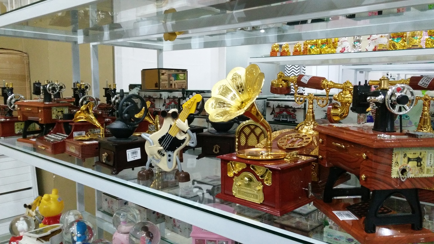 1. Jalan Malioboro, 2. Pasar Beringharjo, 3. Jolie Aksesoris, 4. Sunmor UGM, 5. Pasar Senthir, 6. Shopping “Toko Obral Buku”, 7. Pasar Klitikan, 8. Pasar Sekaten, 9. Sakola, 10. Raja Murah