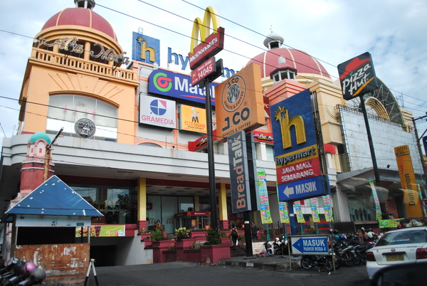 1. Paragon Mall Semarang, 2. Java Supermall Semarang, 3. Bandeng Juwana, 4. Batik Jayakarta, 5. Kampoeng Semarang, 6. Pusat Oleh-oleh Pandanaran, 7. Simpang Lima Semarang