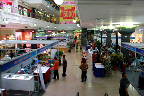 1. Paragon Mall Semarang, 2. Java Supermall Semarang, 3. Bandeng Juwana, 4. Batik Jayakarta, 5. Kampoeng Semarang, 6. Pusat Oleh-oleh Pandanaran, 7. Simpang Lima Semarang