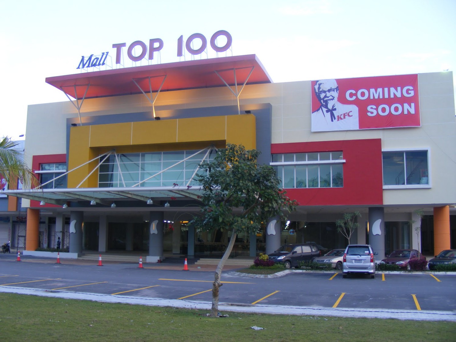 1. Mall Top 100, 2. Pasar Aviari, 3. Panbil Mall, 4. Nagoya Hill, 5. Batam City Square, 6. Lucky Plaza, 7. Harbour Bay Mall, 8. Mega Mall, 9. Diamond City Mall, 10. Pasar Pagi Jodoh