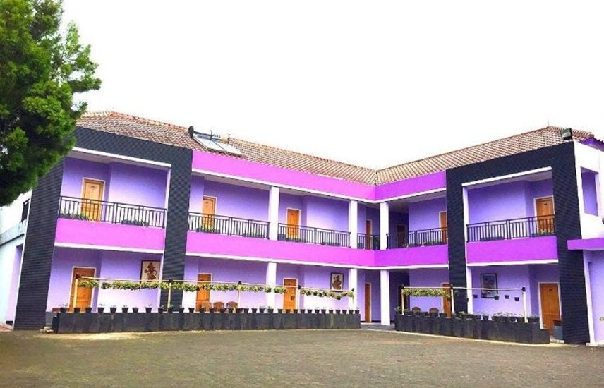 1. Sahid Eminence Hotel Convention & Resort, 2. Ayola Hoci Cipanas, 3. Shine BnB, 4. Palace Hotel Cipanas, 5. Grand Bydiel Hotel, 6. Sangga Buana Resort and Convention Hotel, 7. Bumi Ciherang Hotel, 8. Talita Hotel, 9. Bukit Raya Talita, 10. Mon Bel Hotel, 11. Signature Mandala Kencana Hotel, 12. Delaga Biru Convention Hotel, 13. Hotel Bukit Indah Puncak, 14. Alam Asri Hotel & Resort, 15. Tangko Inn Resort