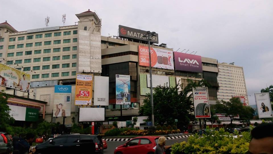 1. Paragon Mall Semarang, 2. Java Supermall Semarang, 3. Bandeng Juwana, 4. Batik Jayakarta, 5. Kampoeng Semarang, 6. Pusat Oleh-oleh Pandanaran, 7. Simpang Lima Semarang
