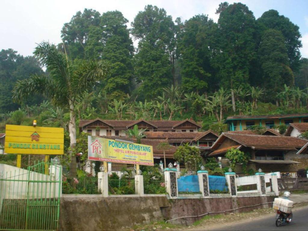 1. Ciwidey Hills Radhina, 2. Hotel Pesona, 3. Driam Riverside, 4. Patuha Resort, 5. Rancabali Tea, 6. Kampung Strawberry, 7. Nugraha, 8. Kampung Pa’Go, 9. Pondok Gembyang, 10. Villa Kampung Karuhun Sutan Raja, 11. Argapuri Resort, 12. Guest House Ciwalini, 13. Abang Hotel, 14. Pondok Winagung, 15. Pondok Stevia, 16. Rumah Kayu Kelapa Rancabali, 17. Emte Highland, 18. Saung Gawir, 19. Ciwidey Valley, 20. Albis Hotel