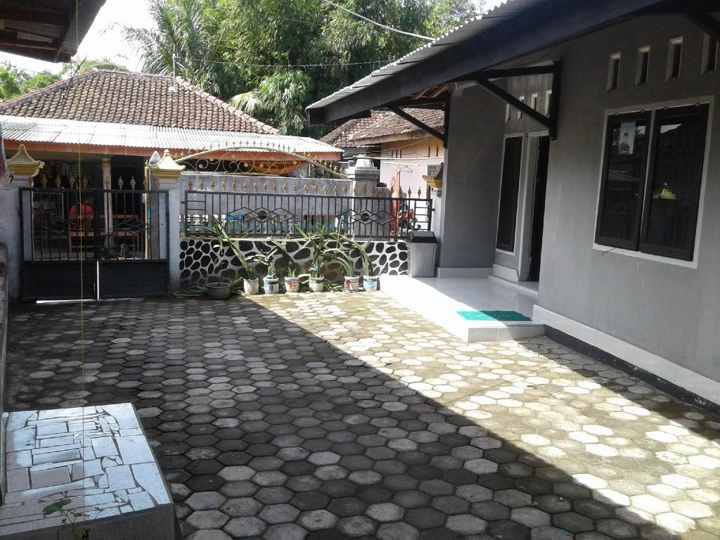 1. Hotel Artha, 2. Rinjani Trails, 3. Geo Homestay, 4. Sari Laut Homestay, 5. Mekarsari Homestay, 6. Mentigi Bay Dome, 7. Pandan Duri Homestay, 8. Nirvana Gili Sudak, 9. Baleku Homestay, 10. Kuta Circle Homestay