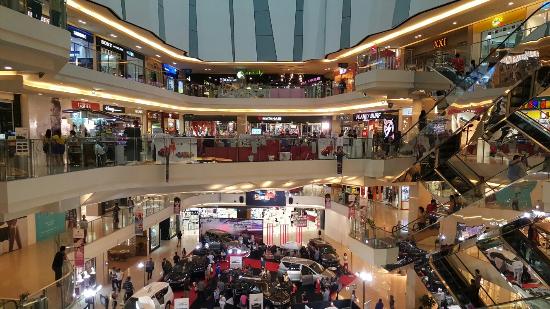 1. Paragon Mall Semarang, 2. Java Supermall Semarang, 3. Bandeng Juwana, 4. Batik Jayakarta, 5. Kampoeng Semarang, 6. Pusat Oleh-oleh Pandanaran, 7. Simpang Lima Semarang