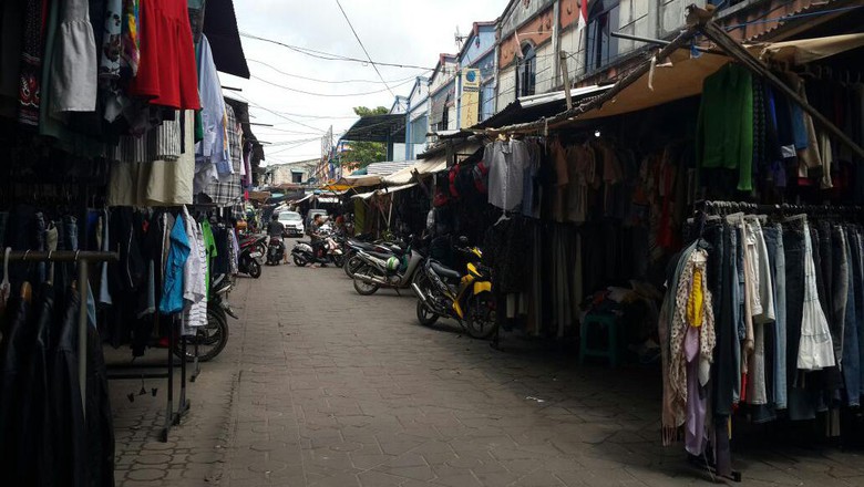 1. Mall Top 100, 2. Pasar Aviari, 3. Panbil Mall, 4. Nagoya Hill, 5. Batam City Square, 6. Lucky Plaza, 7. Harbour Bay Mall, 8. Mega Mall, 9. Diamond City Mall, 10. Pasar Pagi Jodoh