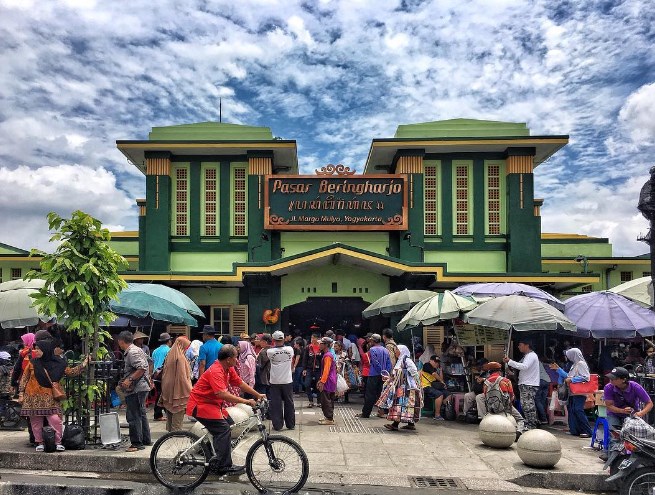 1. Jalan Malioboro, 2. Pasar Beringharjo, 3. Jolie Aksesoris, 4. Sunmor UGM, 5. Pasar Senthir, 6. Shopping “Toko Obral Buku”, 7. Pasar Klitikan, 8. Pasar Sekaten, 9. Sakola, 10. Raja Murah