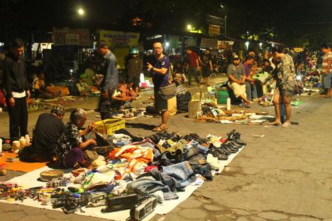 1. Jalan Malioboro, 2. Pasar Beringharjo, 3. Jolie Aksesoris, 4. Sunmor UGM, 5. Pasar Senthir, 6. Shopping “Toko Obral Buku”, 7. Pasar Klitikan, 8. Pasar Sekaten, 9. Sakola, 10. Raja Murah