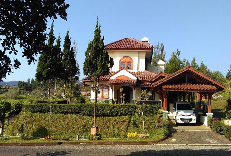 1. Sari Ater Hotel, 2. Lembah Sarimas Resort Hotel Ciater, 3. Ciater Spa Resort, 4. Tea Garden Resort, 5. Marbella Twin Waterfall Resort Ciater, 6. Villa ChavaMinerva Dima – Ciater Highland Resort, 7. Pesona Ciater, 8. Villa De Nata, 9. Villa Albadar, 10. Villa Marindu and Glamping, 11. Villa Lembah Hijau Ciater, 12. Puspa Sari Hotel, 13. Villa Montana, 14. Villa Montero, 15. Villa Barokah 1