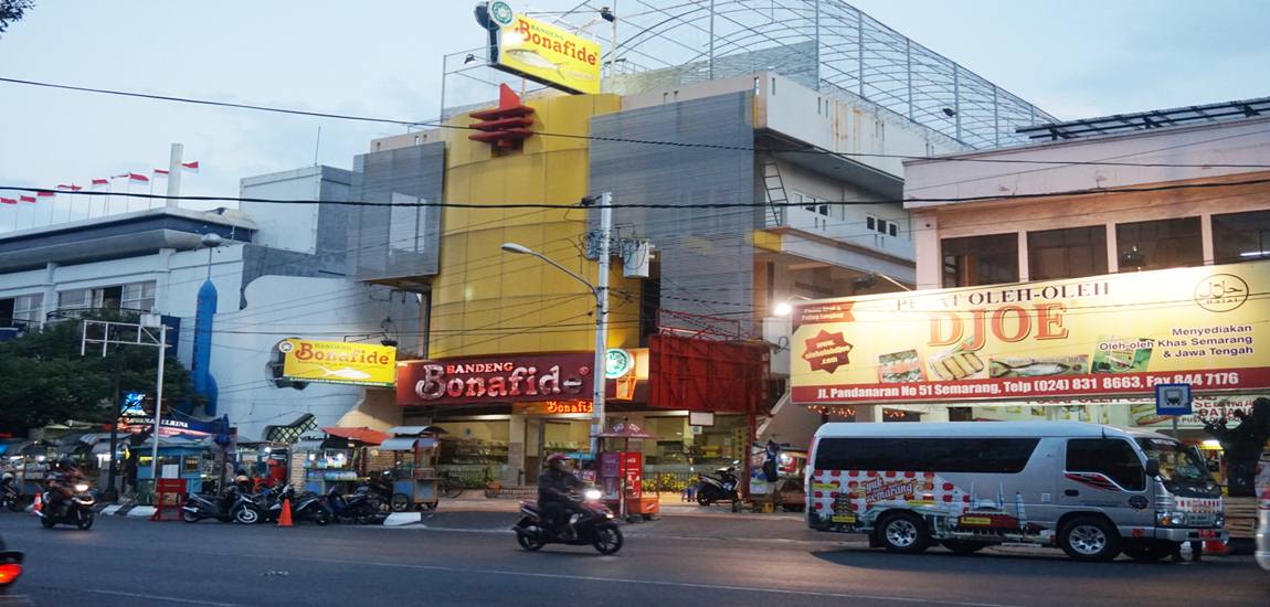 1. Paragon Mall Semarang, 2. Java Supermall Semarang, 3. Bandeng Juwana, 4. Batik Jayakarta, 5. Kampoeng Semarang, 6. Pusat Oleh-oleh Pandanaran, 7. Simpang Lima Semarang