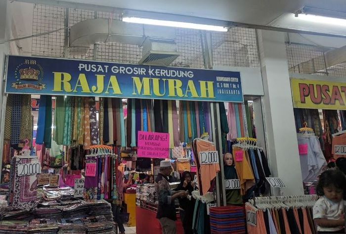 1. Jalan Malioboro, 2. Pasar Beringharjo, 3. Jolie Aksesoris, 4. Sunmor UGM, 5. Pasar Senthir, 6. Shopping “Toko Obral Buku”, 7. Pasar Klitikan, 8. Pasar Sekaten, 9. Sakola, 10. Raja Murah