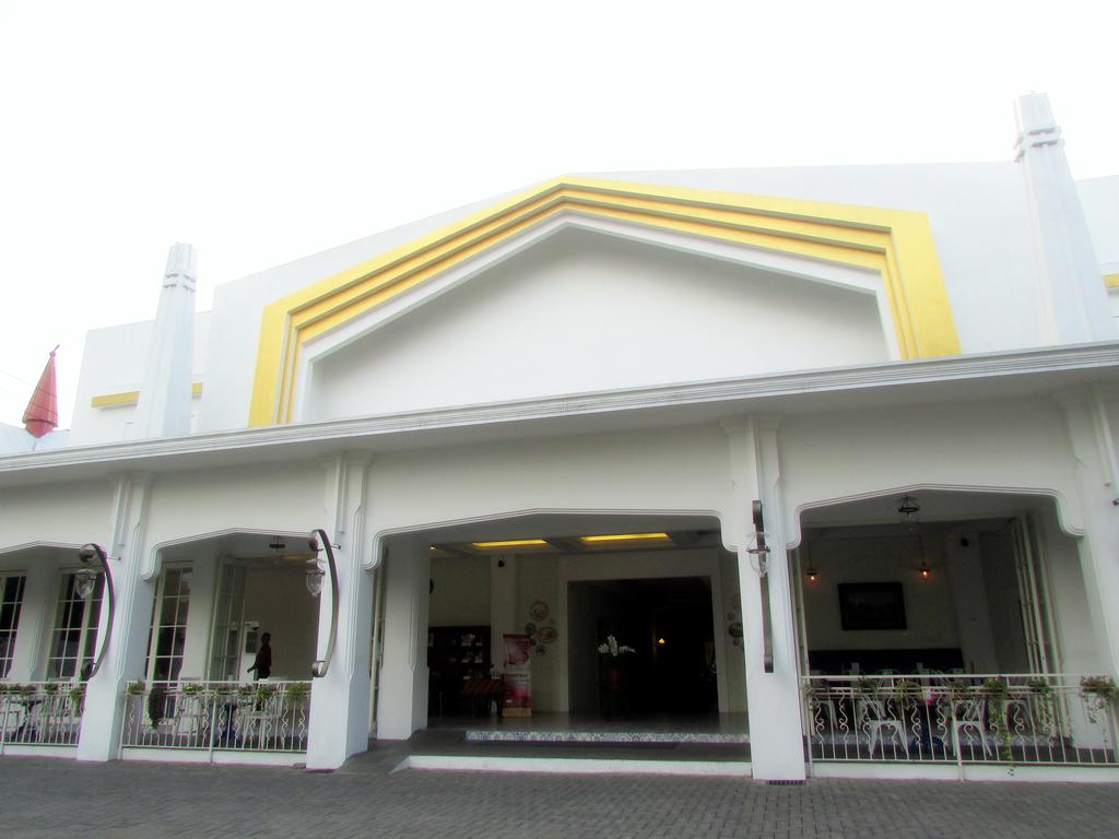 1. Hotel Camelia, 2. Raya Mandoroko, 3. Ning Ed-Hotel, 4. Omah Kawi Syariah, 5. Helios Hotel, 6. The Himana, 7. Kapal Garden, 8. Mirabell Hotel, 9. Riche Heritage, 10. Hotel Sahid Montana, 11. Everyday Smart, 12. Armi Hotel, 13. Damar Hotel, 14. Kartika Graha, 15. The Grand Palace, 16. Solaris Hotel, 17. Hotel Pelangi, 18. Hotel Trio Indah 2, 19. Ollino Garden, 20. Regent’s Park