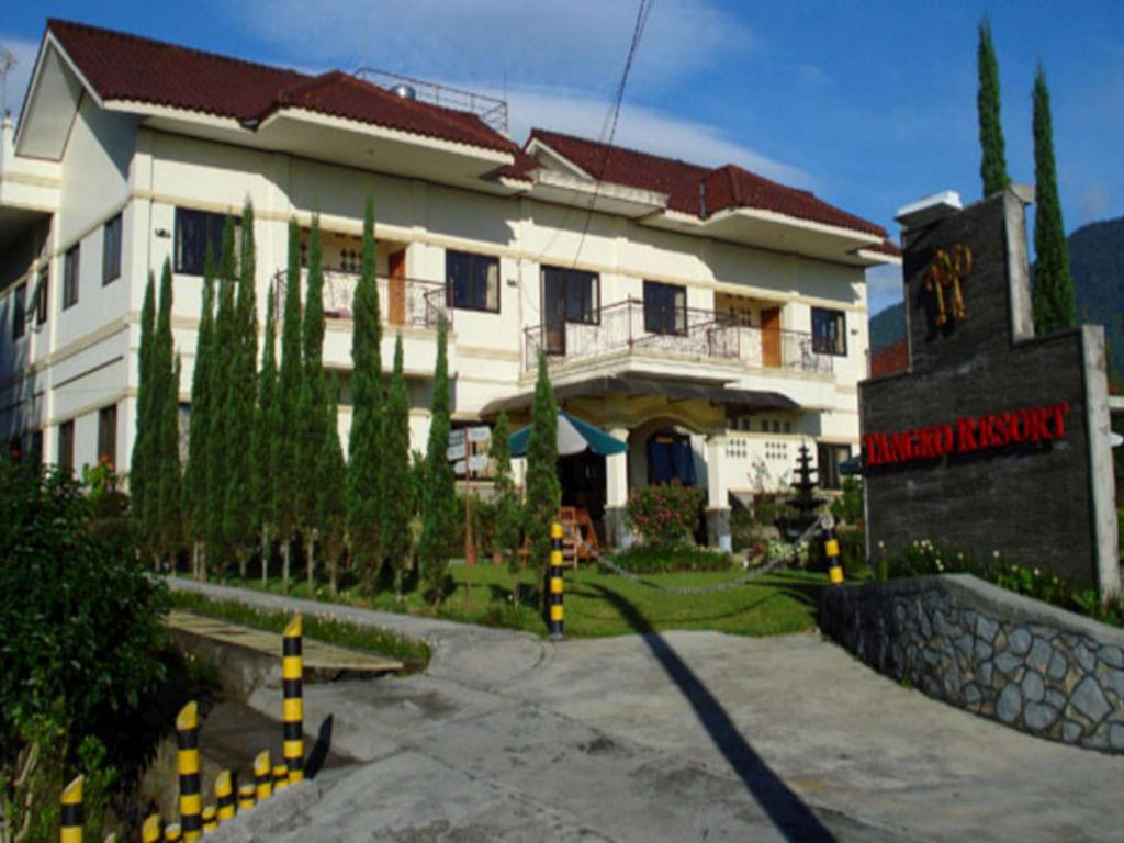 1. Sahid Eminence Hotel Convention & Resort, 2. Ayola Hoci Cipanas, 3. Shine BnB, 4. Palace Hotel Cipanas, 5. Grand Bydiel Hotel, 6. Sangga Buana Resort and Convention Hotel, 7. Bumi Ciherang Hotel, 8. Talita Hotel, 9. Bukit Raya Talita, 10. Mon Bel Hotel, 11. Signature Mandala Kencana Hotel, 12. Delaga Biru Convention Hotel, 13. Hotel Bukit Indah Puncak, 14. Alam Asri Hotel & Resort, 15. Tangko Inn Resort
