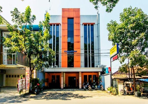 1. Grand Tjokro Bandung, 2. Favehotel Premier Cihampelas, 3. Amaris Hotel Cihampelas Bandung, 4. Green Batara Hotel, 5. Grandia Hotel Bandung, 6. Serela Cihampelas Hotel, 7. Aston Tropicana, 8. Hotel Promenade Bandung, 9. De Batara Hotel, 10. Nalendra Hotel Cihampelas, 11. Vio Cihampelas, 12. Hotel California Bandung, 13. Hotel Cihampelas 2, 14. Kembang Cihampelas Hotel, 15. The Regia