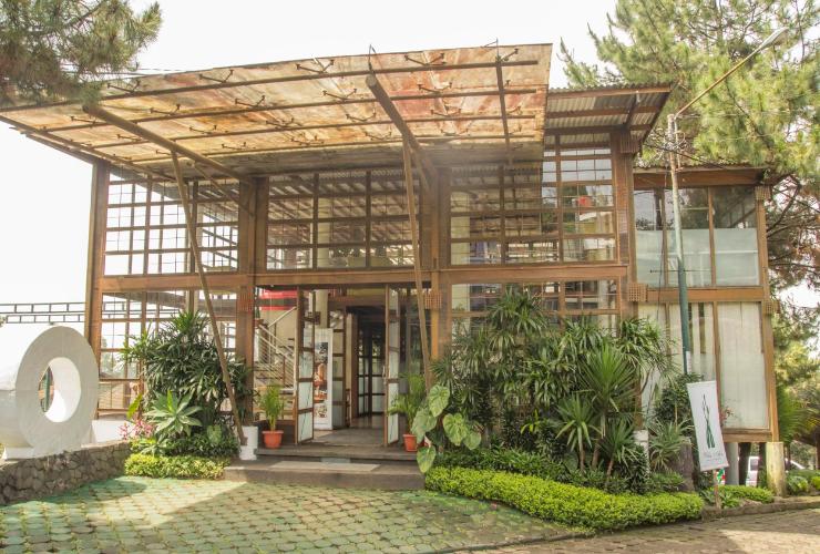 1. The Green Forest, 2. Mercure Bandung, 3. Kastuba, 4. Dulang Resort, 5. Bukit Cikahuripan, 6. Sangria, 7. The Valley, 8. Sapu Lidi, 9. Villa Air Natural, 10. Cikole Jayagiri, 11. Argapuri, 12. Tea Garden, 13. Ciater Highland, 14. Shinta Corner Ranch, 15. Trizara