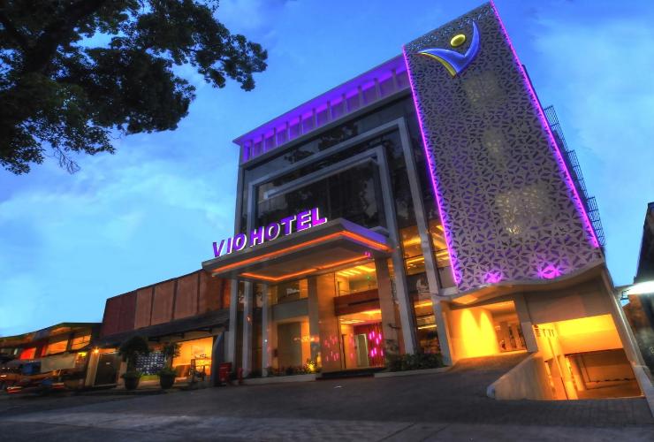 1. Grand Tjokro Bandung, 2. Favehotel Premier Cihampelas, 3. Amaris Hotel Cihampelas Bandung, 4. Green Batara Hotel, 5. Grandia Hotel Bandung, 6. Serela Cihampelas Hotel, 7. Aston Tropicana, 8. Hotel Promenade Bandung, 9. De Batara Hotel, 10. Nalendra Hotel Cihampelas, 11. Vio Cihampelas, 12. Hotel California Bandung, 13. Hotel Cihampelas 2, 14. Kembang Cihampelas Hotel, 15. The Regia