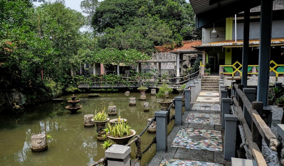 1. Hotel Arjuna, 2. Villa Tjokro, 3. Hostel Bogor, 4. Sentul 8 Madang, 5. Nirmala Resort, 6. Green Sentul Indah, 7. Cisarua Indah, 8. The Cibulan Suites, 9. Hotel Lurus, 10. Aries Biru