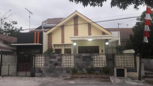 1. Pandu Dewanata, 2. Crown Guest House, 3. Amal Gamasi, 4. D’Emmerick Hotel, 5. Pondok keluarga Osamaliki, 6. Wisma Tamu UKSW, 7. Hotel Griya Wijaya, 8. Rawa Pening Pratama, 9. Hotel Vidi 4, 10. Wisma HS