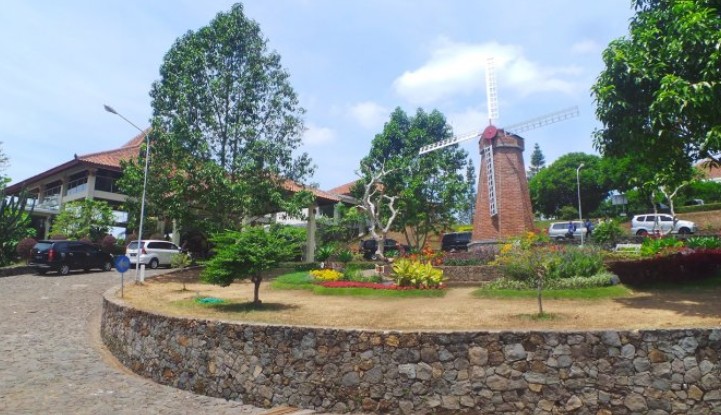 1. Pandu Dewanata, 2. Crown Guest House, 3. Amal Gamasi, 4. D’Emmerick Hotel, 5. Pondok keluarga Osamaliki, 6. Wisma Tamu UKSW, 7. Hotel Griya Wijaya, 8. Rawa Pening Pratama, 9. Hotel Vidi 4, 10. Wisma HS