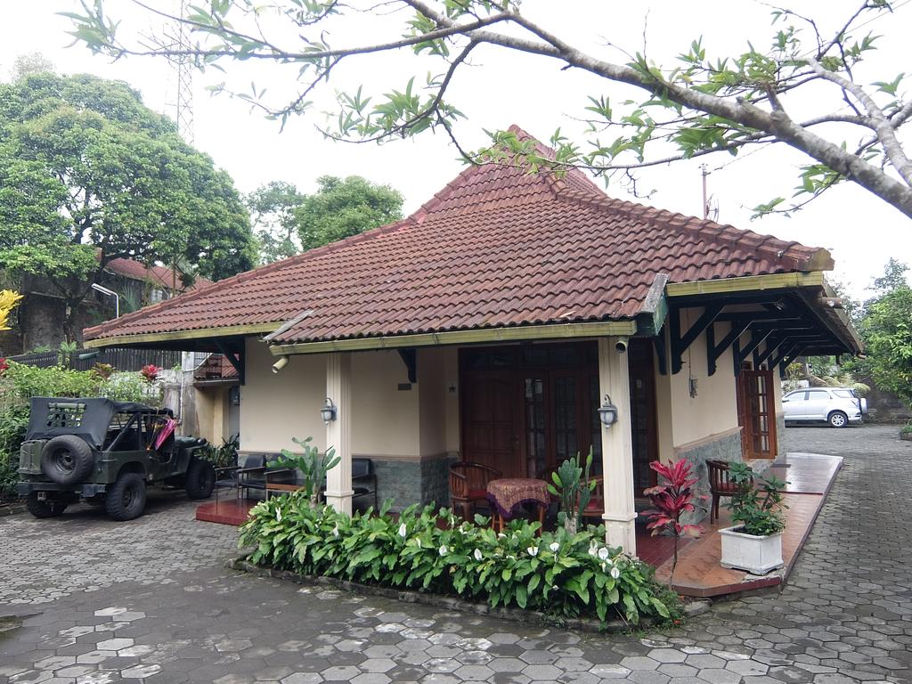 1. Pandu Dewanata, 2. Crown Guest House, 3. Amal Gamasi, 4. D’Emmerick Hotel, 5. Pondok keluarga Osamaliki, 6. Wisma Tamu UKSW, 7. Hotel Griya Wijaya, 8. Rawa Pening Pratama, 9. Hotel Vidi 4, 10. Wisma HS