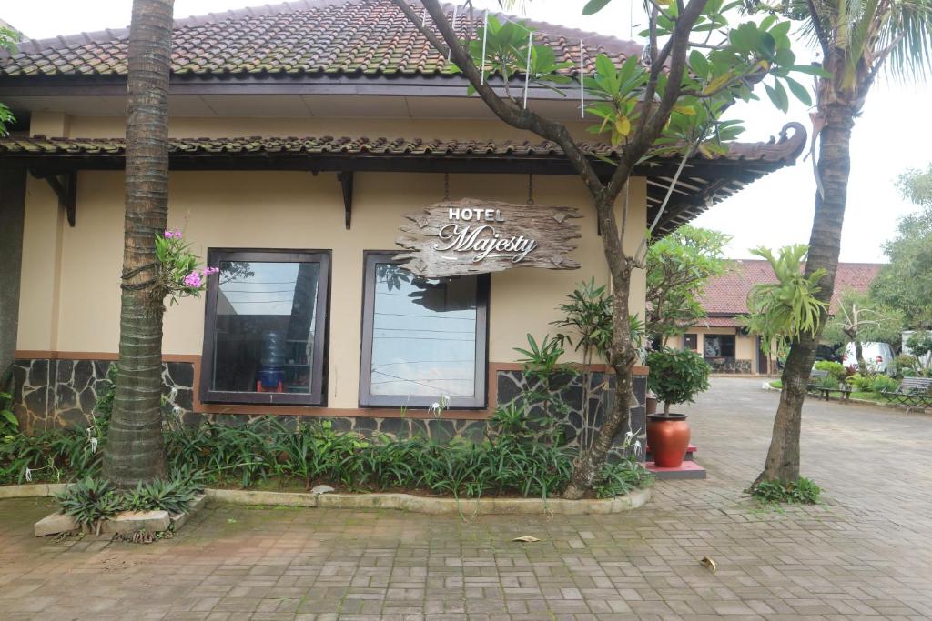 1. Graha Muria, 2. Hotel Artha, 3. Wisma Salimna, 4. Hotel Prima Graha, 5. Kepodang Losmen, 6. Hotel Majesty, 7. Homestay Kotabaru, 8. Chotin Hotel, 9. Hotel Air Mancur, 10. Grand Tanjung Hotel