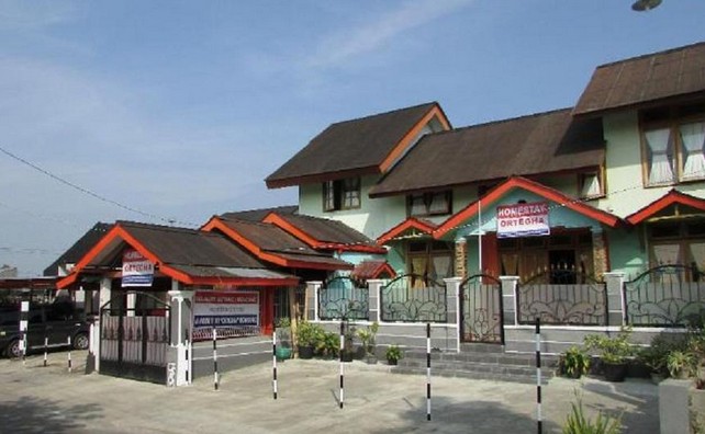 1. Homestay Cahaya, 2. Losmen Bu Djono, 3. Puspa Indah, 4. Homestay Flamboyan, 5. Hotel Asri I, 6. Hotel Arjuna, 7. Homestay Cempaka, 8. Fiedan Homestay, 9. Homestay Bougenville, 10. Homestay Ortegha