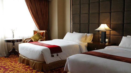 1. The Axana Hotel, 2. Savali Hotel, 3. Basko Premium Hotel, 4. Rocky Plaza Hotel Padang, 5. Hotel Ibis Padang, 6. Mercure Padang, 7. Hotel Grand Inna Padang, 8. Oxville Hotel, 9. Whiz Prime Hotel Khatib Sulaiman Padang, 10. Favehotel Olo Padang, 11. Rangkayo Basa Halal Hotel, 12. Plan B Hotel, 13. Hotel Padang, 14. Bunda Hotel Padang, 15. HW Hotel Padang