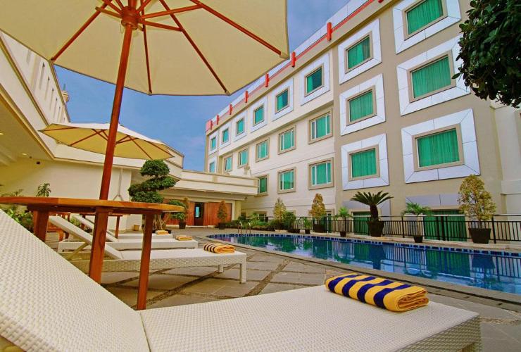 1. The Axana Hotel, 2. Savali Hotel, 3. Basko Premium Hotel, 4. Rocky Plaza Hotel Padang, 5. Hotel Ibis Padang, 6. Mercure Padang, 7. Hotel Grand Inna Padang, 8. Oxville Hotel, 9. Whiz Prime Hotel Khatib Sulaiman Padang, 10. Favehotel Olo Padang, 11. Rangkayo Basa Halal Hotel, 12. Plan B Hotel, 13. Hotel Padang, 14. Bunda Hotel Padang, 15. HW Hotel Padang