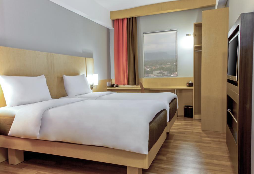 1. The Axana Hotel, 2. Savali Hotel, 3. Basko Premium Hotel, 4. Rocky Plaza Hotel Padang, 5. Hotel Ibis Padang, 6. Mercure Padang, 7. Hotel Grand Inna Padang, 8. Oxville Hotel, 9. Whiz Prime Hotel Khatib Sulaiman Padang, 10. Favehotel Olo Padang, 11. Rangkayo Basa Halal Hotel, 12. Plan B Hotel, 13. Hotel Padang, 14. Bunda Hotel Padang, 15. HW Hotel Padang