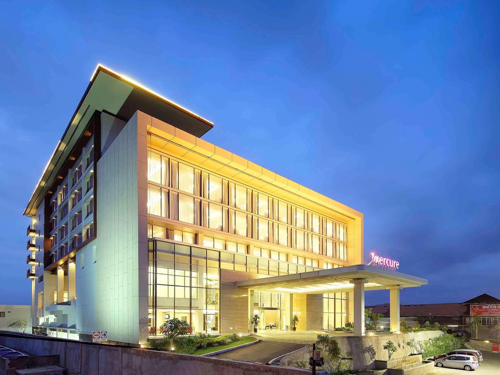 1. The Axana Hotel, 2. Savali Hotel, 3. Basko Premium Hotel, 4. Rocky Plaza Hotel Padang, 5. Hotel Ibis Padang, 6. Mercure Padang, 7. Hotel Grand Inna Padang, 8. Oxville Hotel, 9. Whiz Prime Hotel Khatib Sulaiman Padang, 10. Favehotel Olo Padang, 11. Rangkayo Basa Halal Hotel, 12. Plan B Hotel, 13. Hotel Padang, 14. Bunda Hotel Padang, 15. HW Hotel Padang