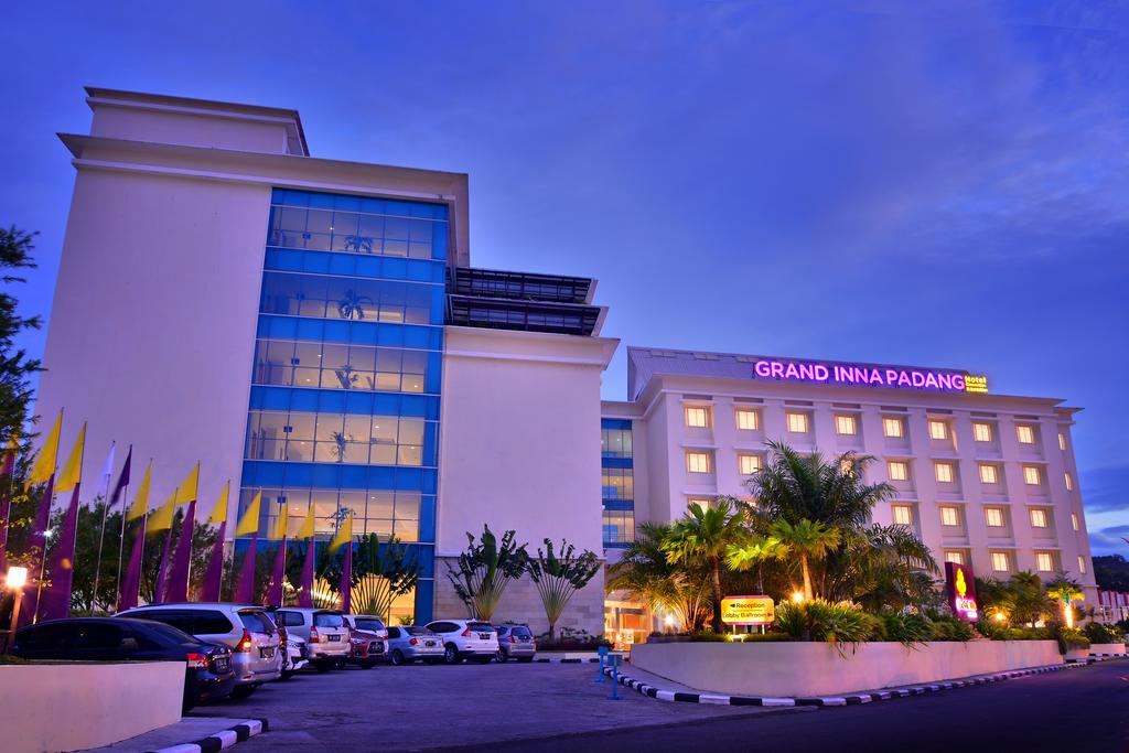 1. The Axana Hotel, 2. Savali Hotel, 3. Basko Premium Hotel, 4. Rocky Plaza Hotel Padang, 5. Hotel Ibis Padang, 6. Mercure Padang, 7. Hotel Grand Inna Padang, 8. Oxville Hotel, 9. Whiz Prime Hotel Khatib Sulaiman Padang, 10. Favehotel Olo Padang, 11. Rangkayo Basa Halal Hotel, 12. Plan B Hotel, 13. Hotel Padang, 14. Bunda Hotel Padang, 15. HW Hotel Padang
